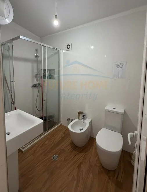 Tirane, jepet me qera ambjent biznesi Kati 2, 70 m² 1.000 € (Sheshi Skenderbej)