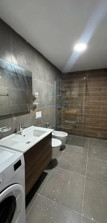 Tirane, jepet me qera apartament 1+1+Ballkon Kati 5, 65 m² 500 € (Akses Tirana)