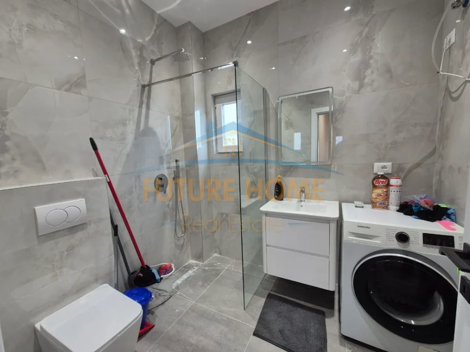 Tirane, jepet me qera apartament 1+1+Ballkon Kati 3, 75 m² 500 € (Ali Demi)