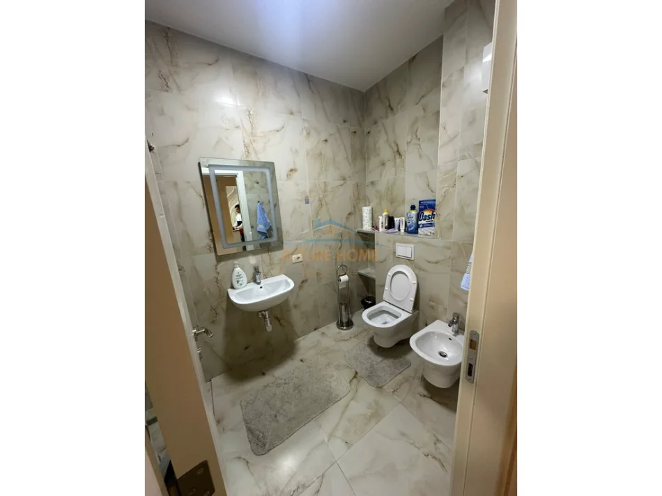 Tirane, jepet me qera apartament 1+1 Kati 3, 59 m² 600 € (XHAMLLIKU)