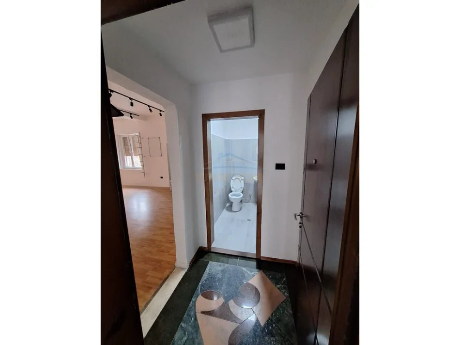 Tirane, jepet me qera ambjent biznesi Kati 2, 71 m² 800 € (Vaso Pasha)