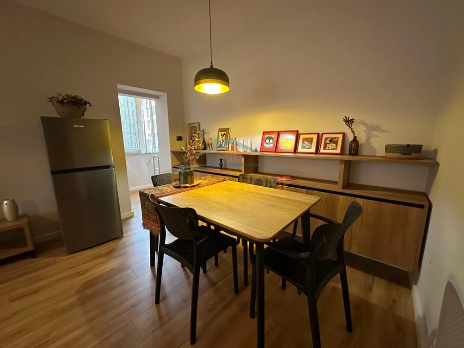 Tirane, jepet me qera apartament 1+1 Kati 2, 76 m² 700 € (Petro Nini)