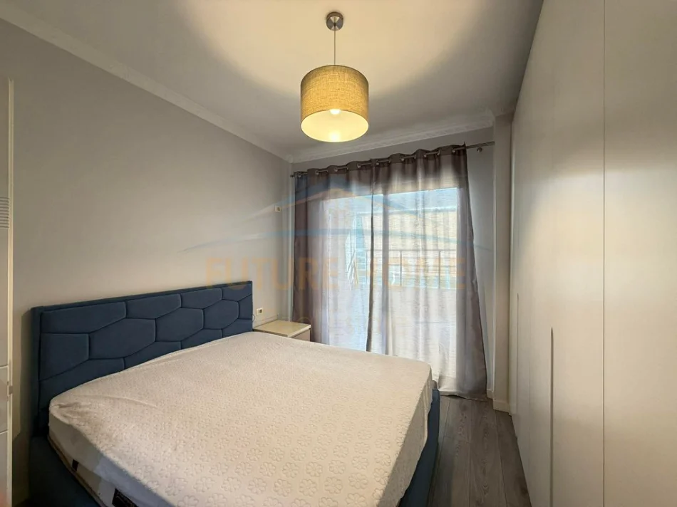 Tirane, jepet me qera apartament 2+1+Ballkon Kati 8, 104 m² 500 € (astir)