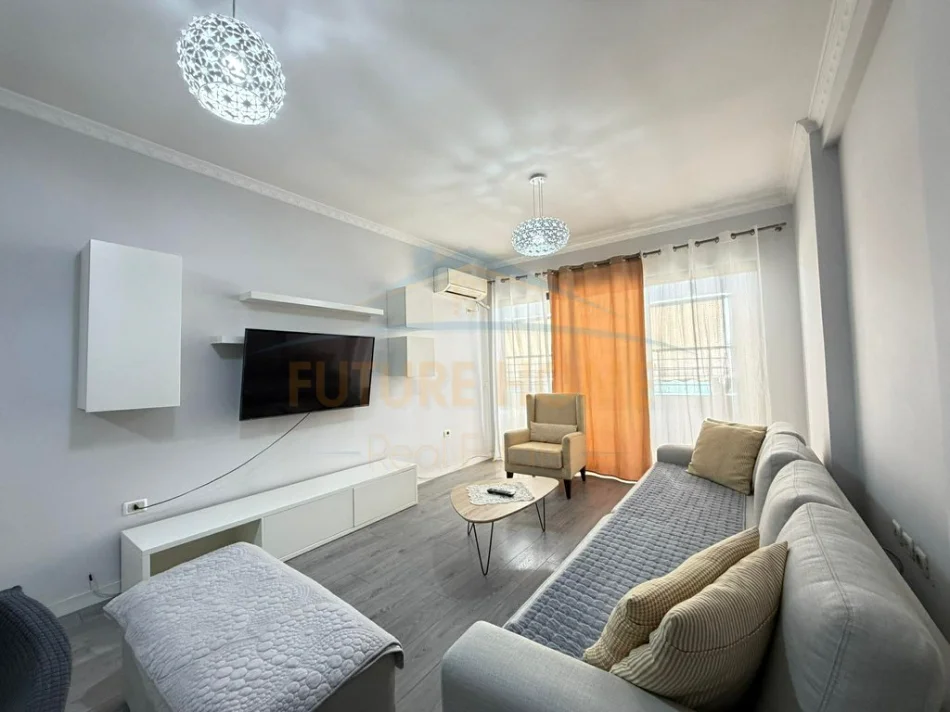 Tirane, jepet me qera apartament 2+1+Ballkon Kati 8, 104 m² 500 € (astir)