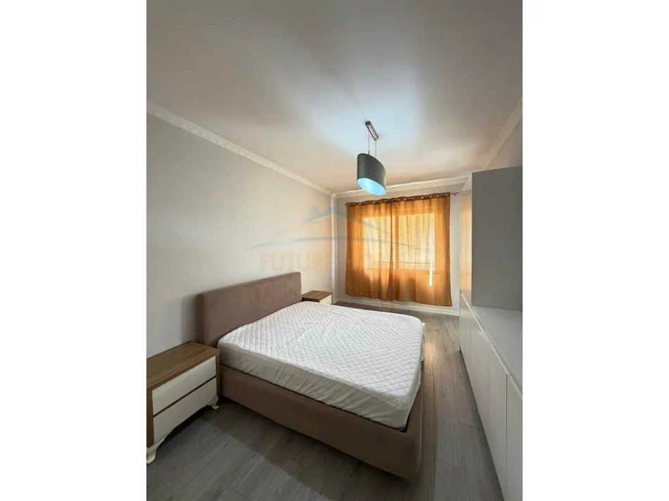 Tirane, jepet me qera apartament 2+1+Ballkon Kati 8, 104 m² 500 € (astir)