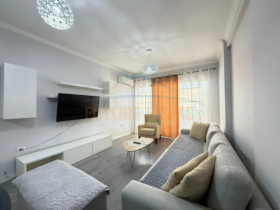 Tirane, jepet me qera apartament 2+1+Ballkon Kati 8, 104 m² 500 € (astir)