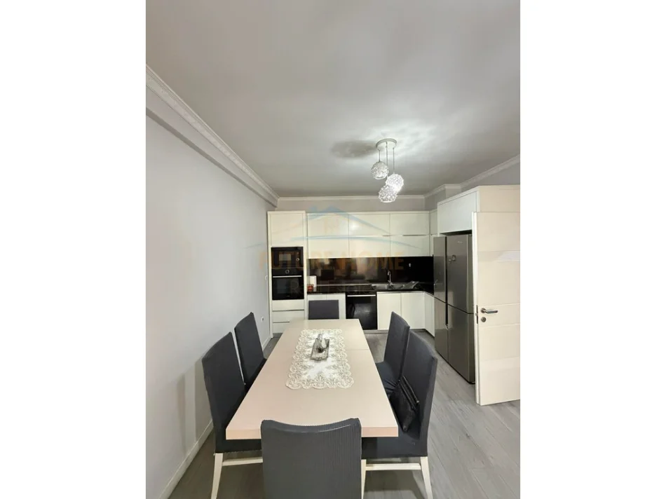 Tirane, jepet me qera apartament 2+1+Ballkon Kati 8, 104 m² 500 € (astir)