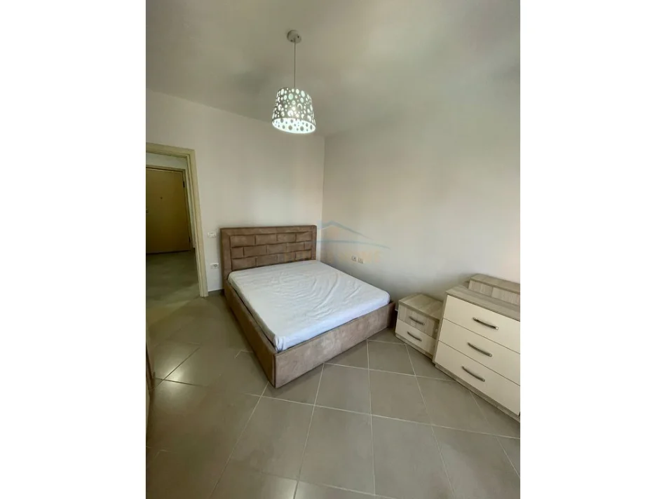 Tirane, jepet me qera apartament 1+1+Ballkon Kati 4, 74 m² 600 € (green city)