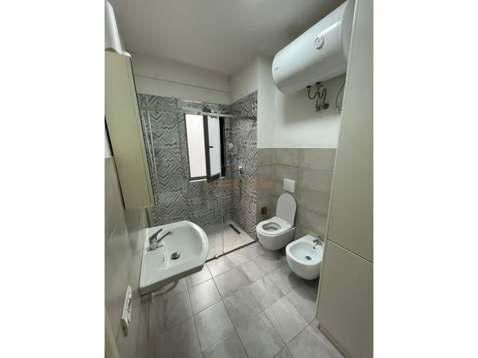 Tirane, jepet me qera apartament 1+1+Ballkon Kati 4, 74 m² 600 € (green city)