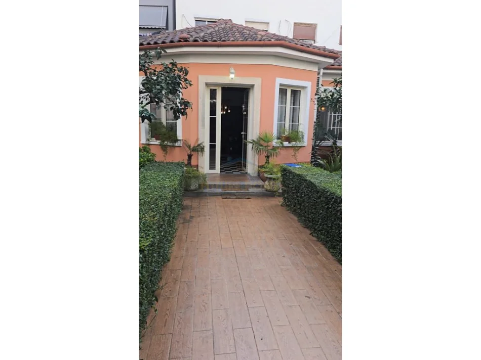 Tirane, jepet me qera shtepi 1 Katshe , 353 m² 2.000 € (Rruga QEMAL STAFA)