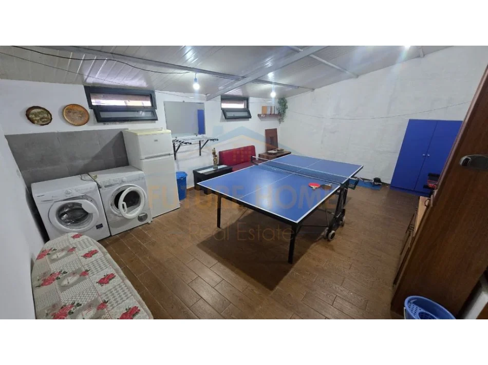 Tirane, jepet me qera shtepi 1 Katshe , 353 m² 2.000 € (Rruga QEMAL STAFA)