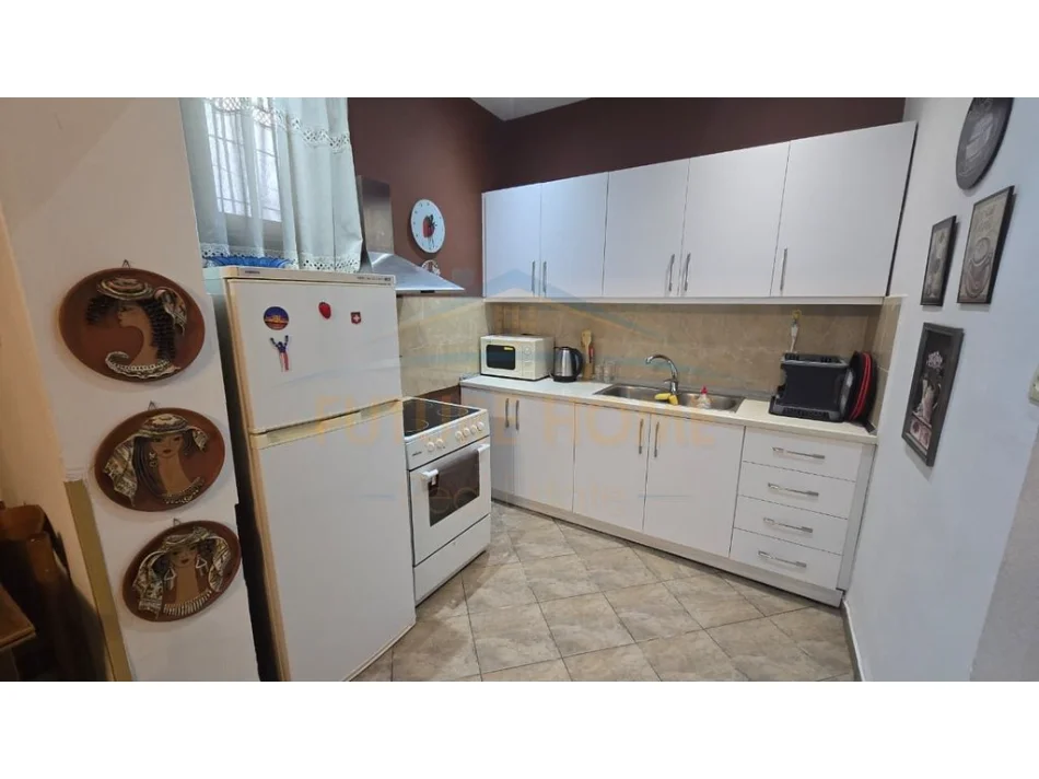 Tirane, jepet me qera shtepi 1 Katshe , 353 m² 2.000 € (Rruga QEMAL STAFA)