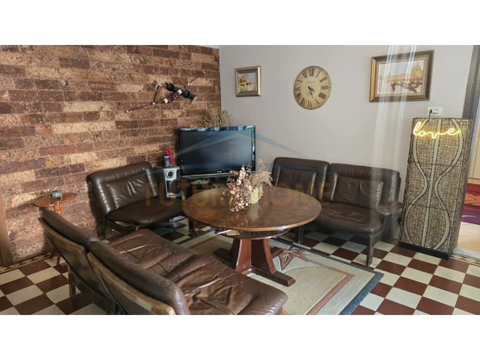 Tirane, jepet me qera shtepi 3+1 Kati 1, 353 m² 1.700 € (rruga qemal stafa pazari ri)
