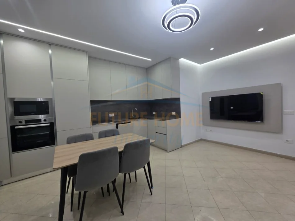 Tirane, jepet me qera apartament 2+1+Ballkon Kati 2, 105 m² 650 € (unaza e re)