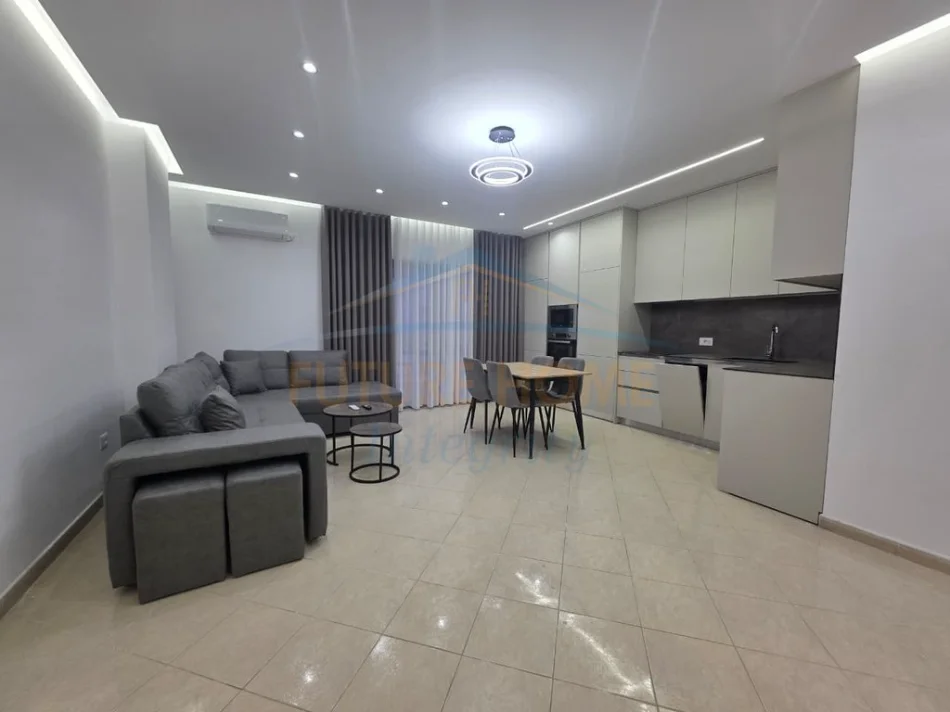 Tirane, jepet me qera apartament 2+1+Ballkon Kati 2, 105 m² 650 € (unaza e re)