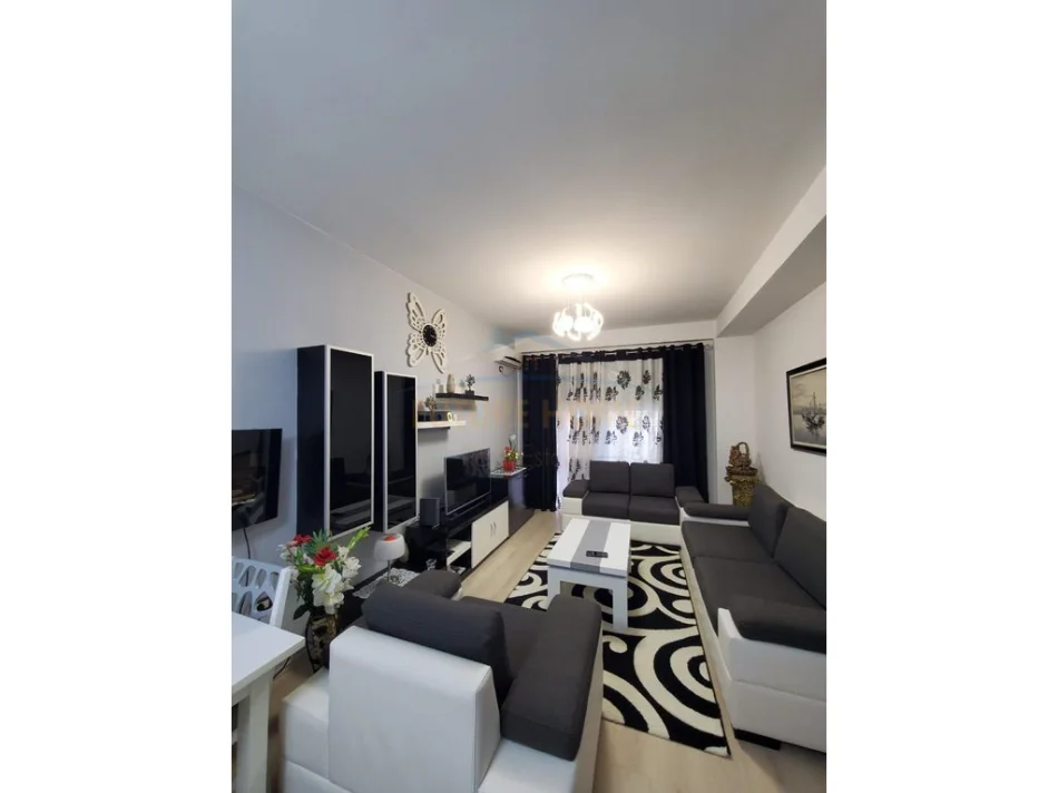 Tirane, jepet me qera apartament 1+1+Ballkon Kati 2, 65 m² 350 € (Fresku)