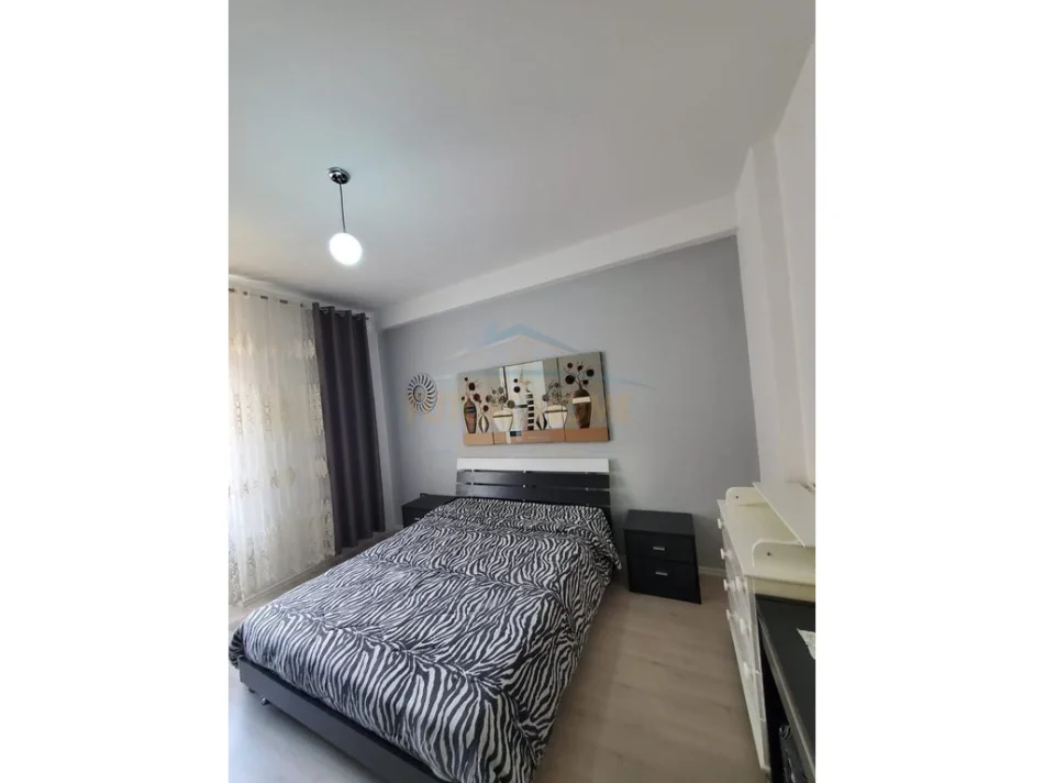 Tirane, jepet me qera apartament 1+1+Ballkon Kati 2, 65 m² 350 € (Fresku)