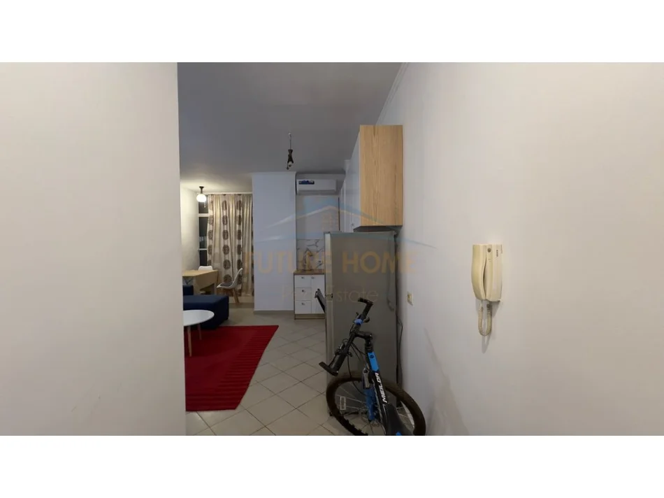 Tirane, jepet me qera apartament 1+1+Ballkon Kati 7, 65 m² 400 € (2 palmat)