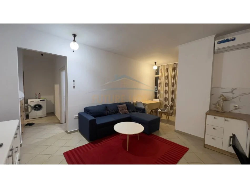Tirane, jepet me qera apartament 1+1+Ballkon Kati 7, 65 m² 400 € (2 palmat)
