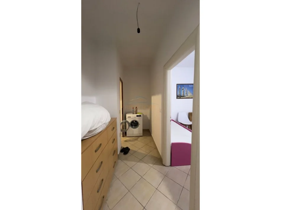 Tirane, jepet me qera apartament 1+1+Ballkon Kati 7, 65 m² 400 € (2 palmat)