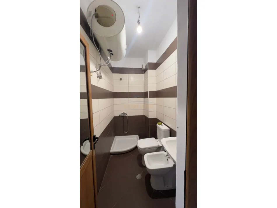 Tirane, jepet me qera apartament 1+1+Ballkon Kati 7, 65 m² 400 € (2 palmat)