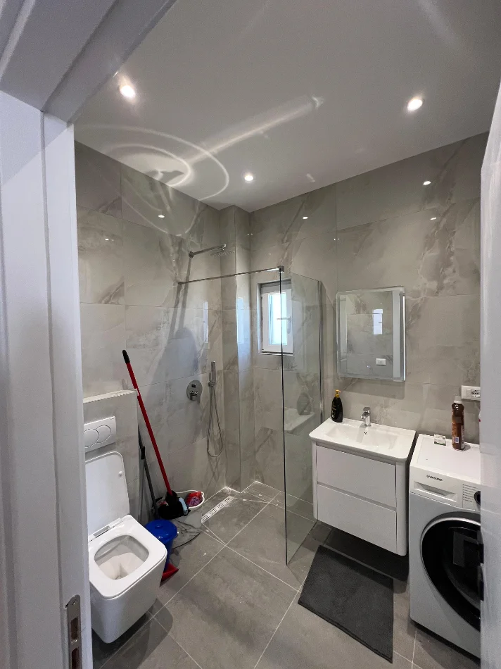 Tirane, jepet me qera apartament 1+1+Ballkon Kati 3, 67 m² 450 € (Rruga Tomi Kristo)