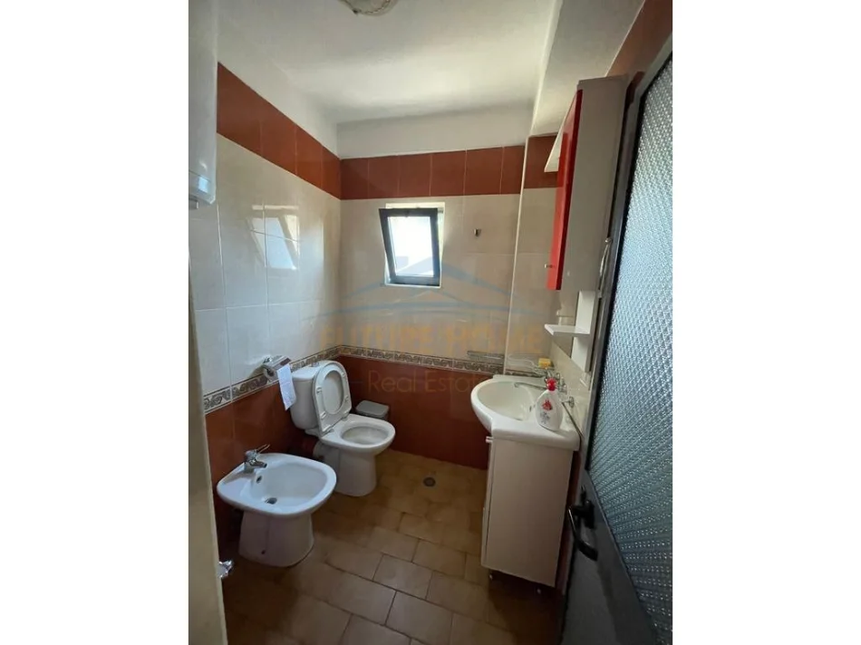 Tirane, jepet me qera apartament 4+1+Ballkon Kati 3, 116 m² 1.400 € (Rruga Mine Peza)
