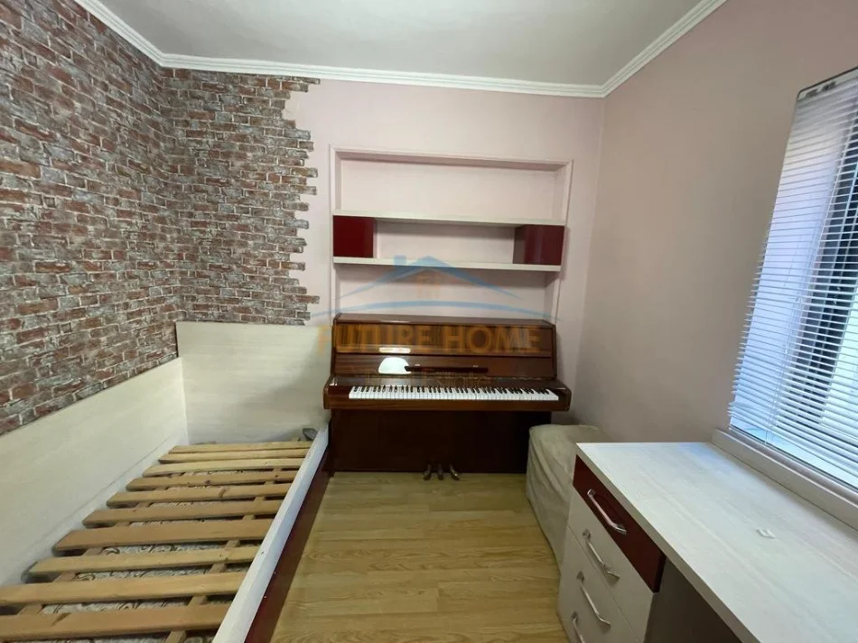 Tirane, jepet me qera apartament 4+1+Ballkon Kati 3, 116 m² 1.400 € (Rruga Mine Peza)