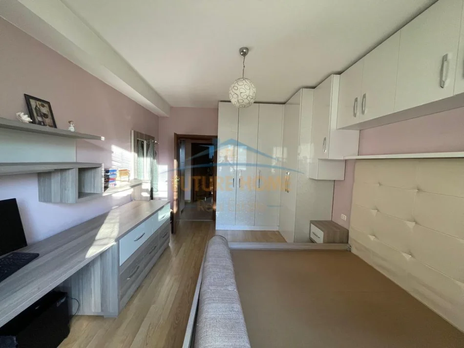 Tirane, jepet me qera apartament 4+1+Ballkon Kati 3, 116 m² 1.400 € (Rruga Mine Peza)
