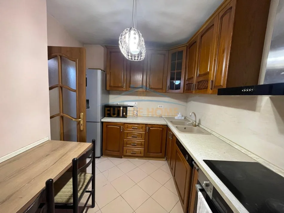Tirane, jepet me qera apartament 4+1 Kati 3, 116 m² 1.400 € (MINE PEZA)