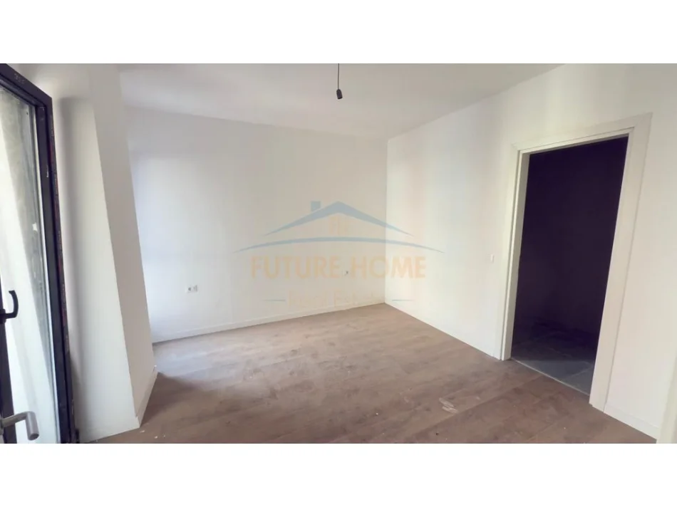 Tirane, shes apartament 2+1+Ballkon Kati 4, 106 m² 278.250 € (Komuna e Parisit)