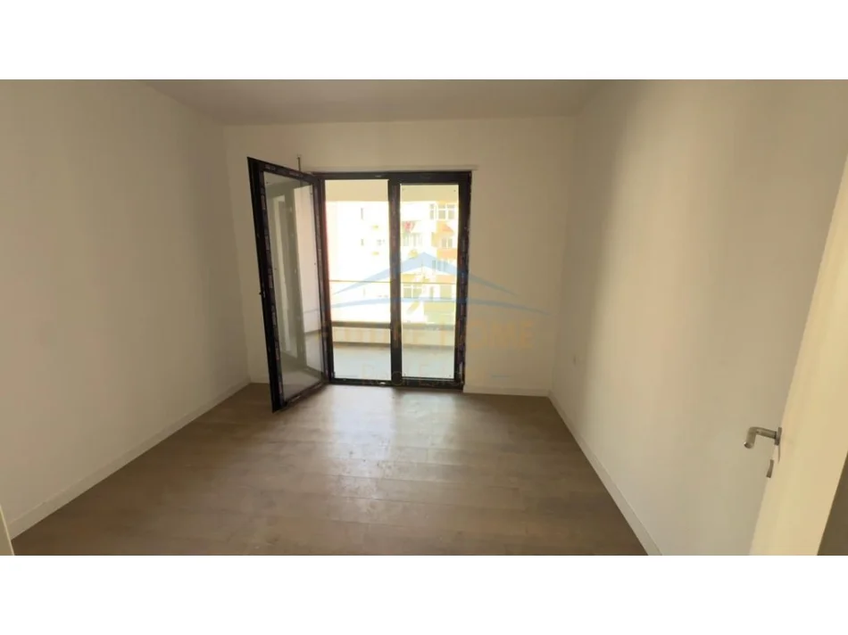 Tirane, shes apartament 2+1+Ballkon Kati 4, 106 m² 278.250 € (Komuna e Parisit)