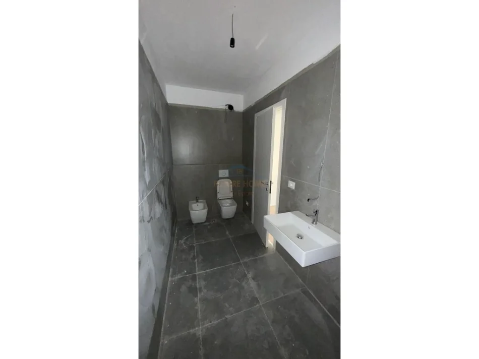 Tirane, shes apartament 2+1+Ballkon Kati 4, 106 m² 278.250 € (Komuna e Parisit)