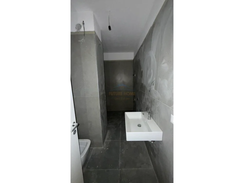 Tirane, shes apartament 2+1+Ballkon Kati 4, 106 m² 278.250 € (Komuna e Parisit)