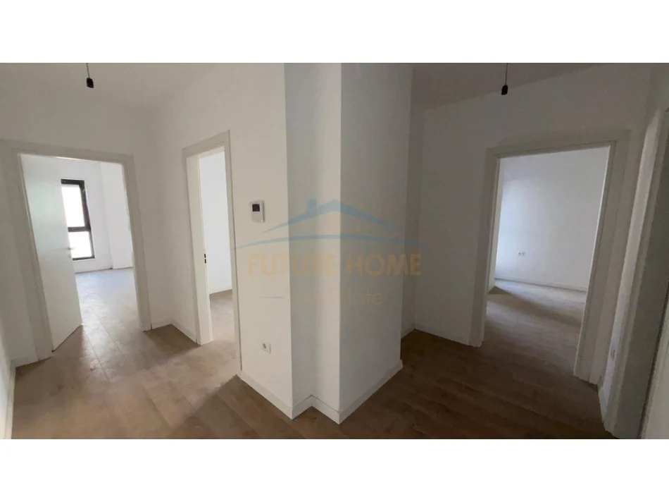 Tirane, shes apartament 2+1+Ballkon Kati 4, 106 m² 278.250 € (Komuna e Parisit)