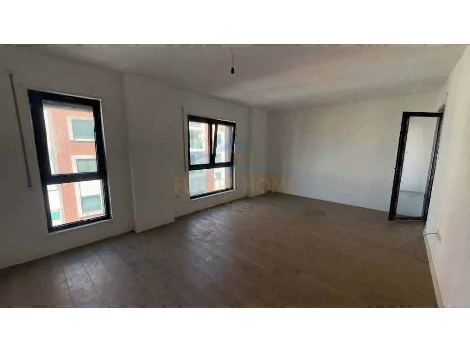 Tirane, shes apartament 2+1+Ballkon Kati 4, 106 m² 278.250 € (Komuna e Parisit)