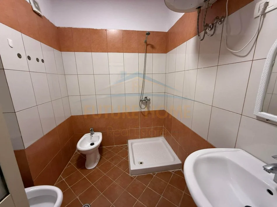 Tirane, jepet me qera apartament 1+1 Kati 6, 70 m² 450 € (2 palmat)