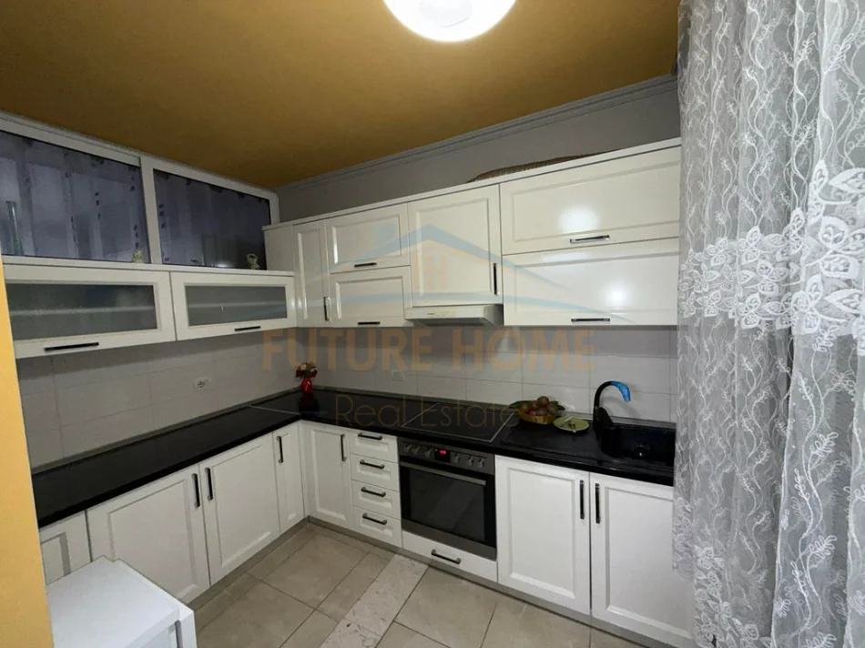 Tirane, jepet me qera apartament 1+1 Kati 5, 63 m² 400 € (Unaza e re)