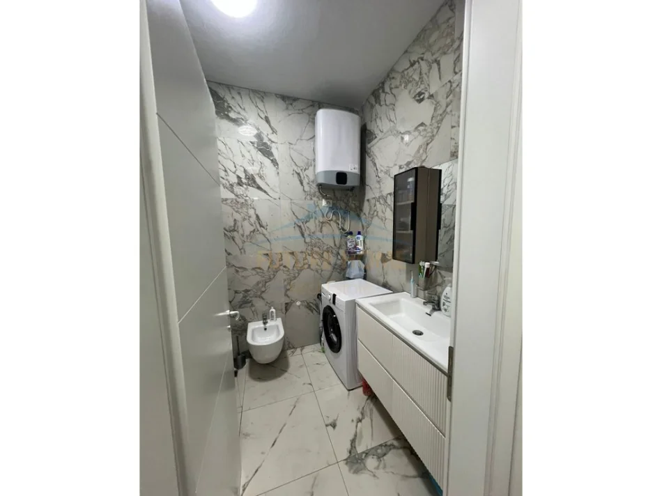 Tirane, jepet me qera apartament 1+1+Ballkon Kati 4, 70 m² 650 € (Fusha e Aviacionit)