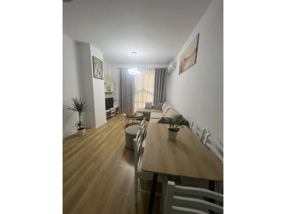 Tirane, jepet me qera apartament 1+1+Ballkon Kati 4, 70 m² 650 € (Fusha e Aviacionit)