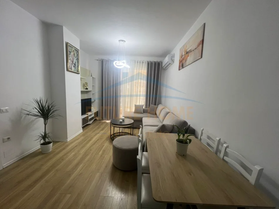 Tirane, jepet me qera apartament 1+1+Ballkon Kati 4, 70 m² 650 € (Fusha e Aviacionit)