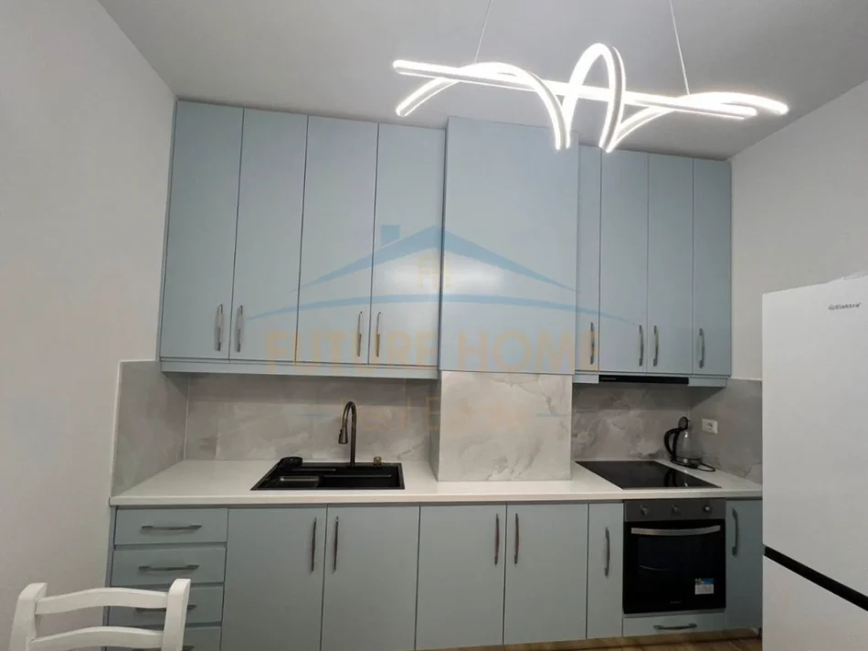 Tirane, jepet me qera apartament 1+1+Ballkon Kati 4, 70 m² 650 € (Fusha e Aviacionit)