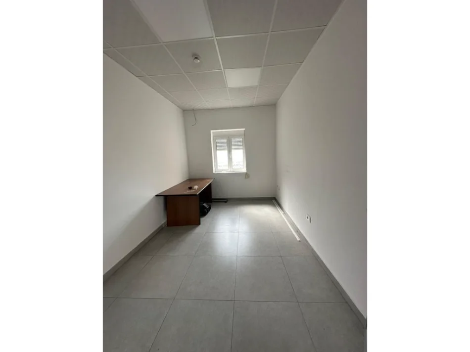 Tirane, jepet me qera ambjent biznesi Kati 0, 1.340 m² 1.340 € (Rruga e Kavajes)
