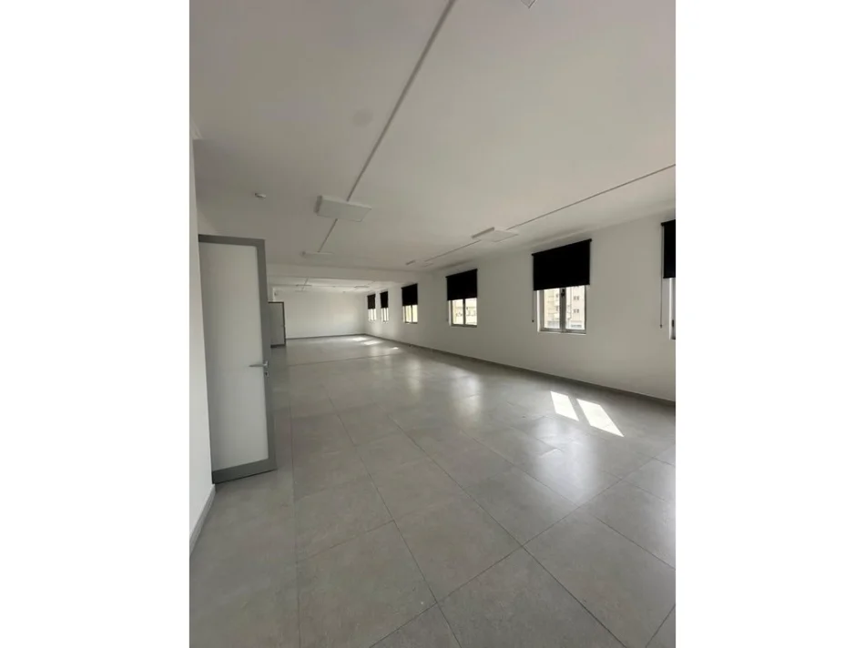 Tirane, jepet me qera ambjent biznesi Kati 0, 1.340 m² 1.340 € (Rruga e Kavajes)