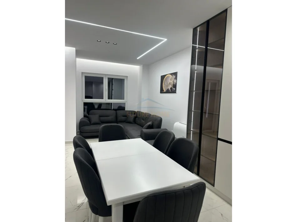 Tirane, jepet me qera apartament 2+1+Ballkon Kati 6, 109 m² 800 € (Kompleksi Aura)