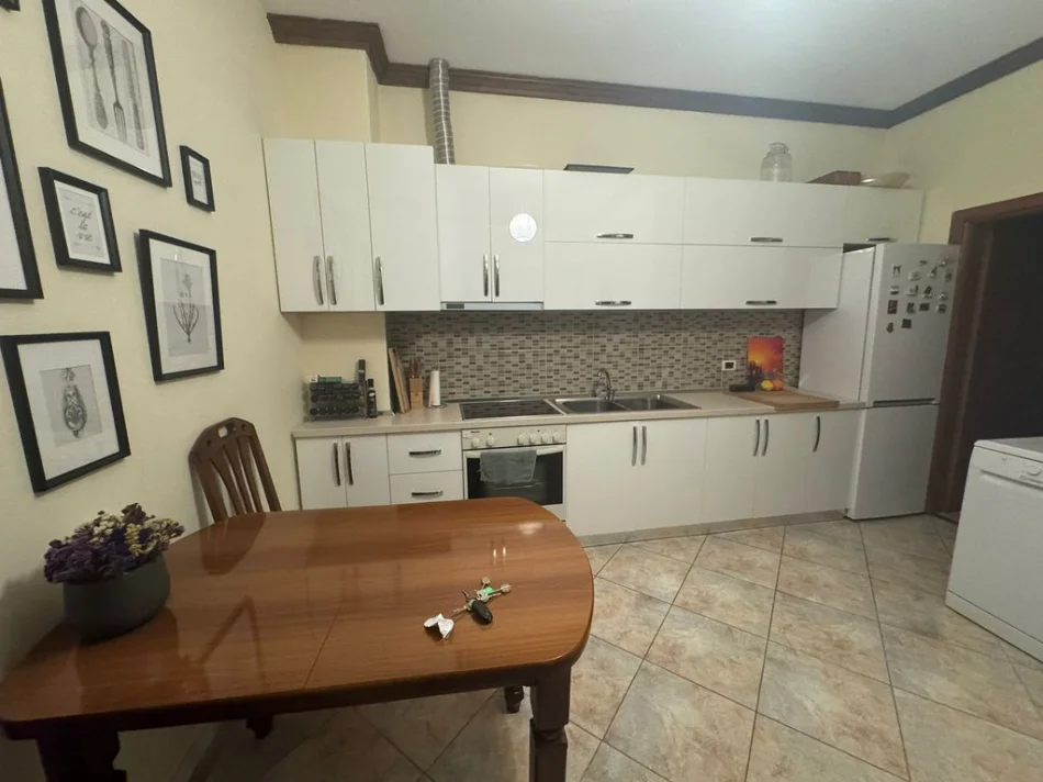 Tirane, jepet me qera Vile , 75 m² 1.500 € (SELVIA)