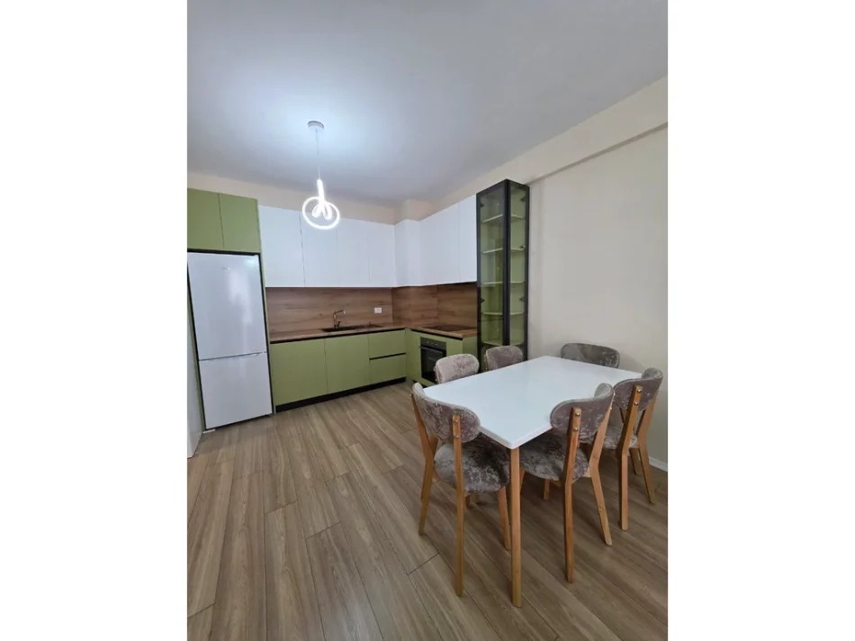 Tirane, jepet me qera apartament 1+1+Ballkon Kati 3, 72 m² 500 € (Urban Gate, Unaza e re)