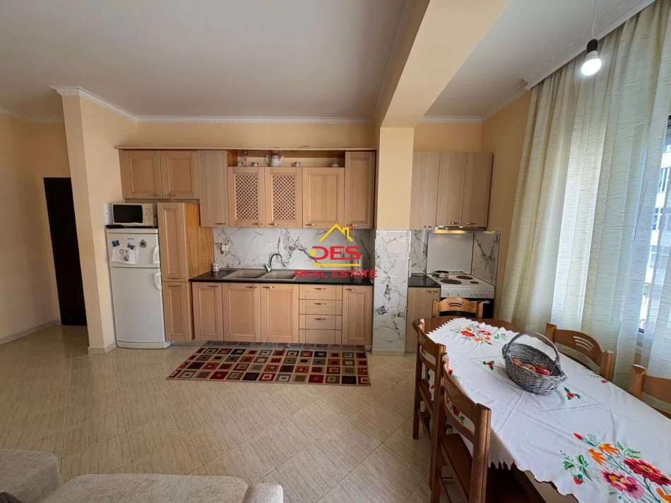 Vlore, jepet me qera apartament 2+1+Ballkon Kati 6, 100 m² 550 € (Rruga Murat Tërbaçi)