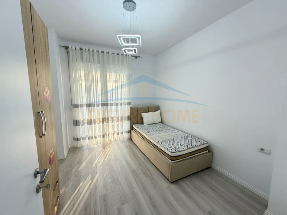 Tirane, jepet me qera apartament 2+1+Ballkon Kati 7, 95 m² 420 € (Univers City)