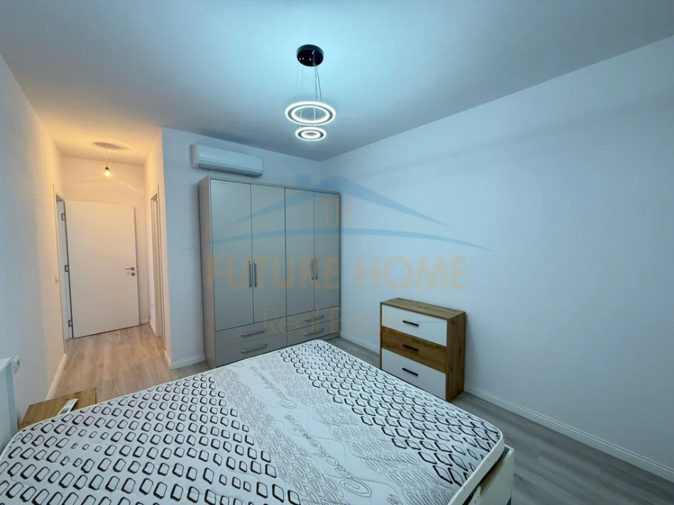 Tirane, jepet me qera apartament 2+1+Ballkon Kati 7, 95 m² 420 € (Univers City)